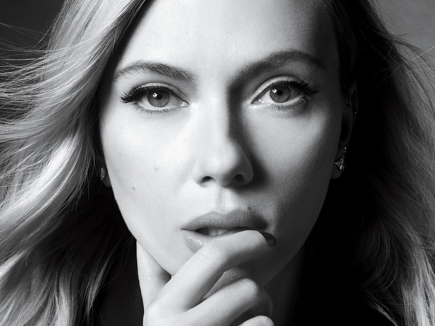 Лицо актрисы Скарлетт Йоханссон черно - белое фото