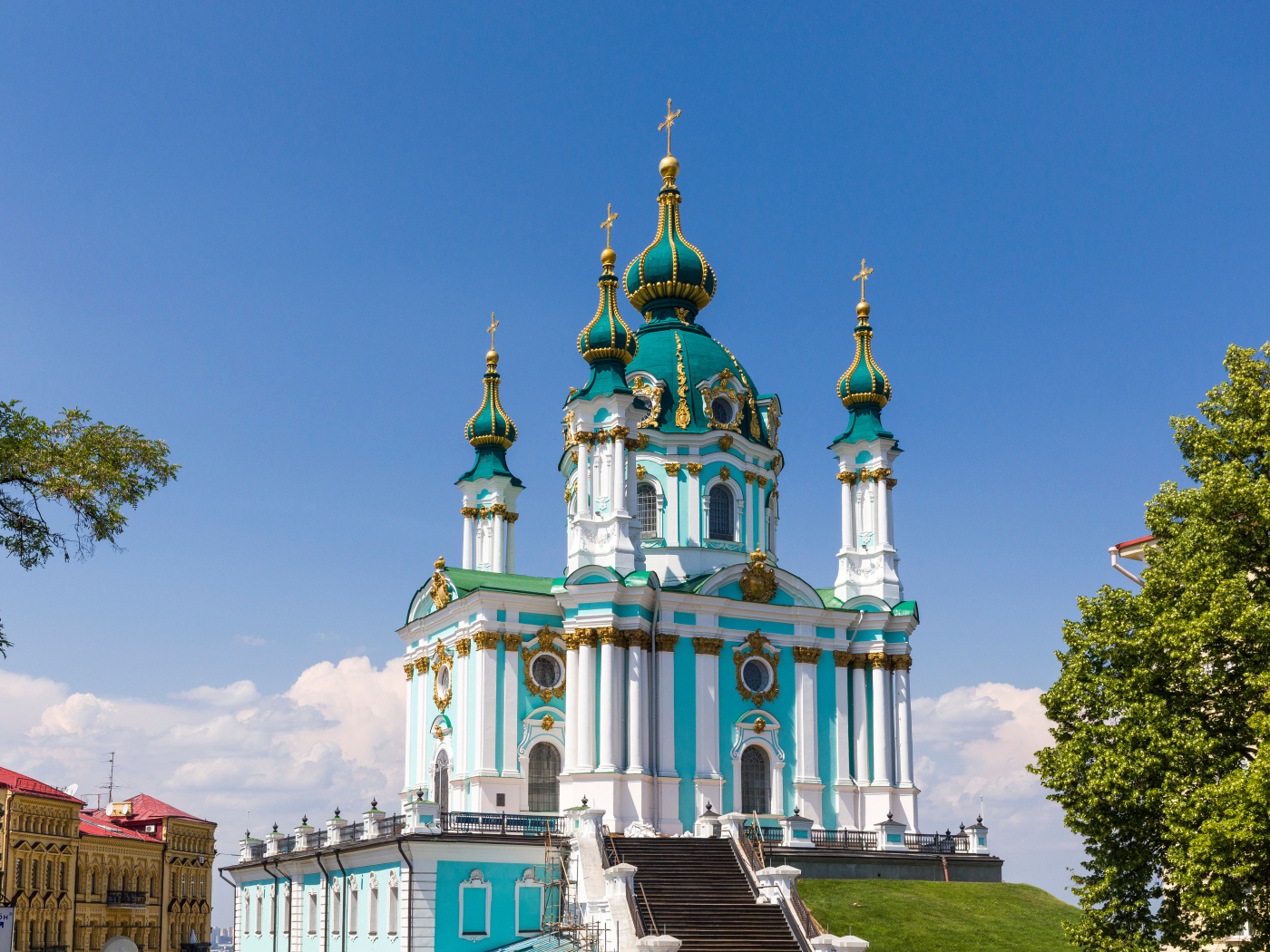 Вид на красивую Андреевскую церковь под голубым небом, Киев. Украина