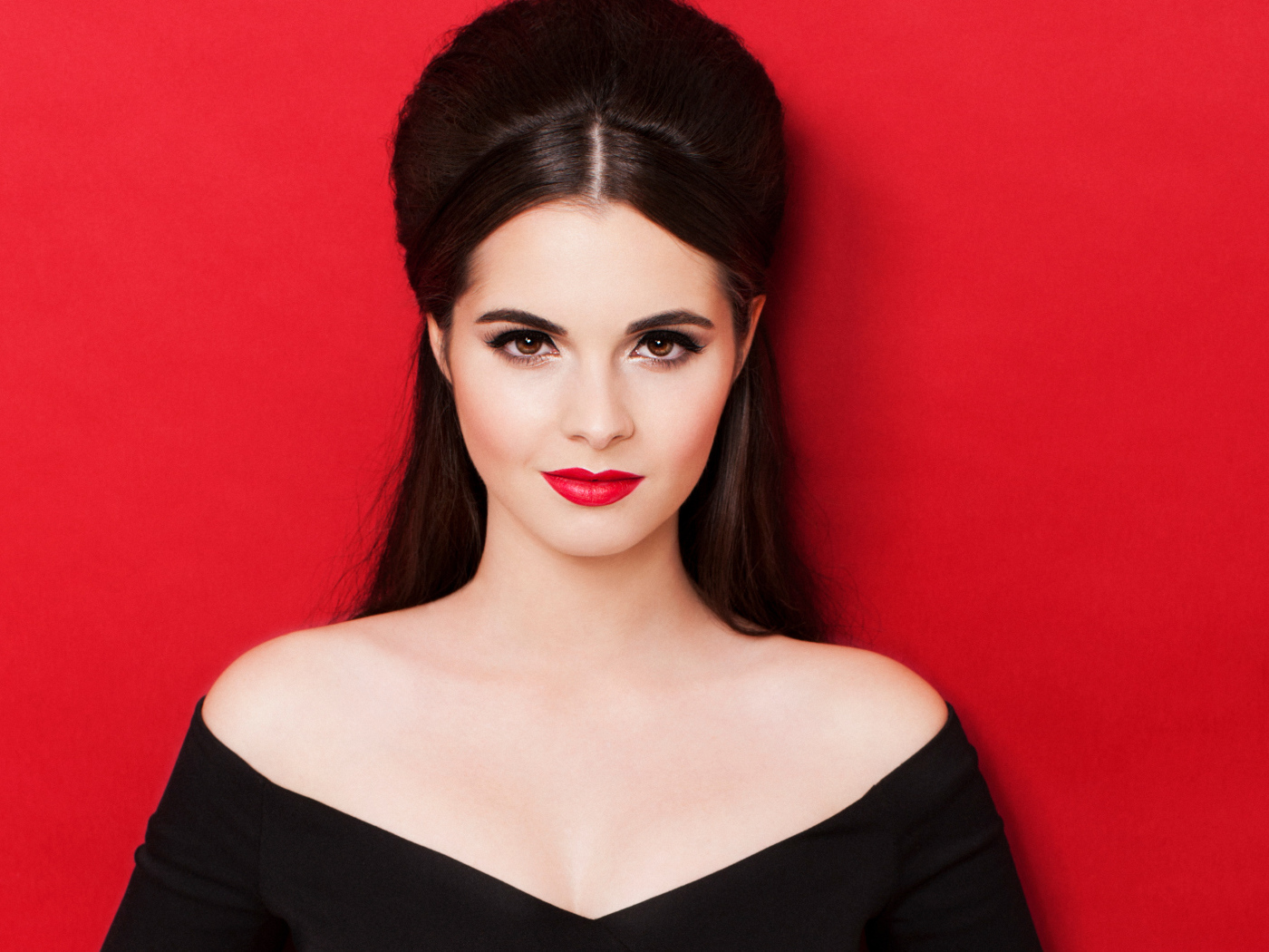 Молодая американская актриса Ванесса Марано на красном фоне