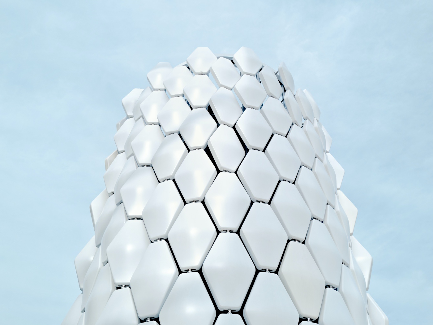 Белые соты на голубом фоне 