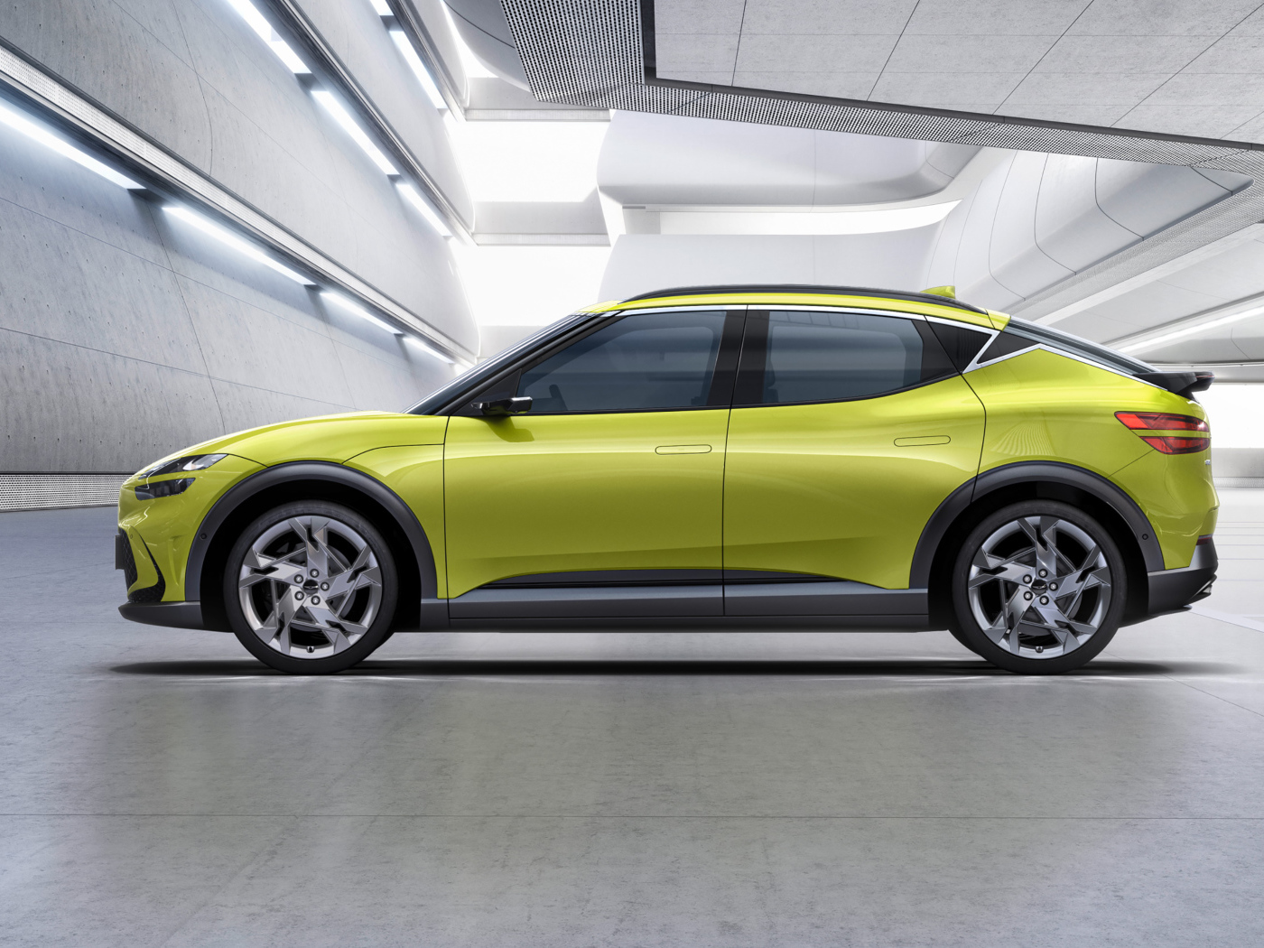 Автомобиль  Genesis GV60, 2021 года вид сбоку