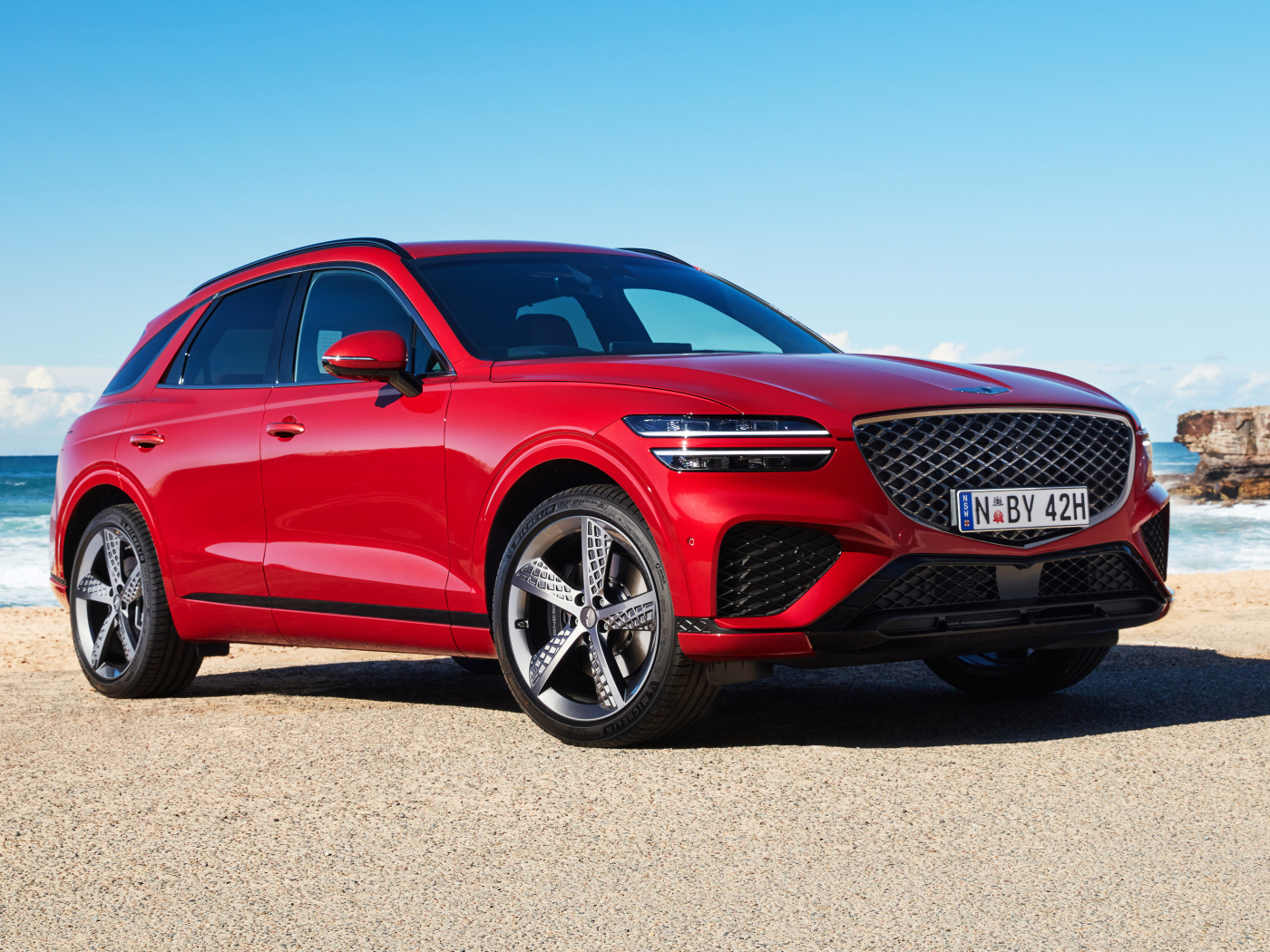 Красный внедорожник Genesis GV70 2.5T AWD 2021 года у моря