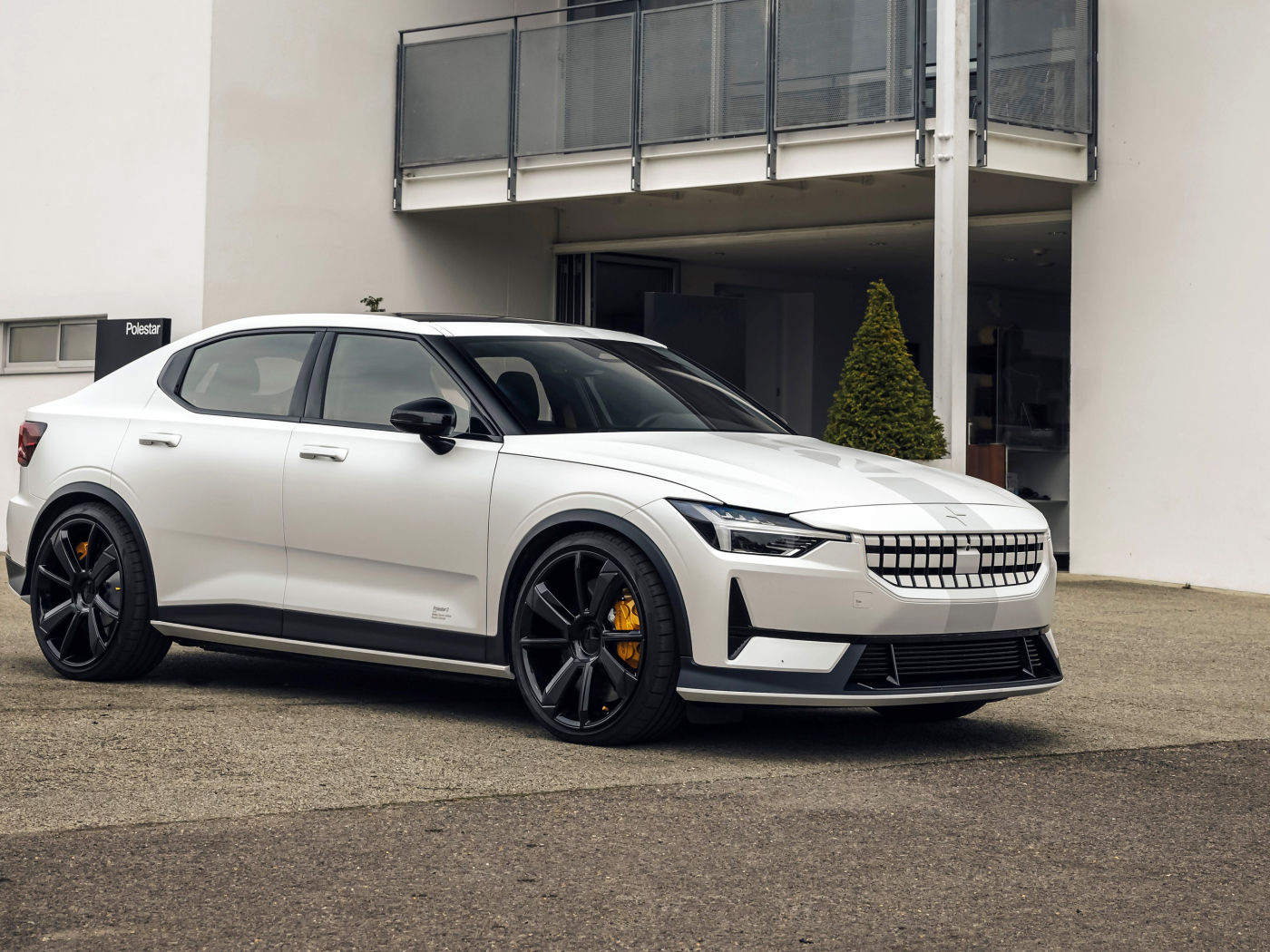 Белый Polestar 2 Experimental 2021 года у дома