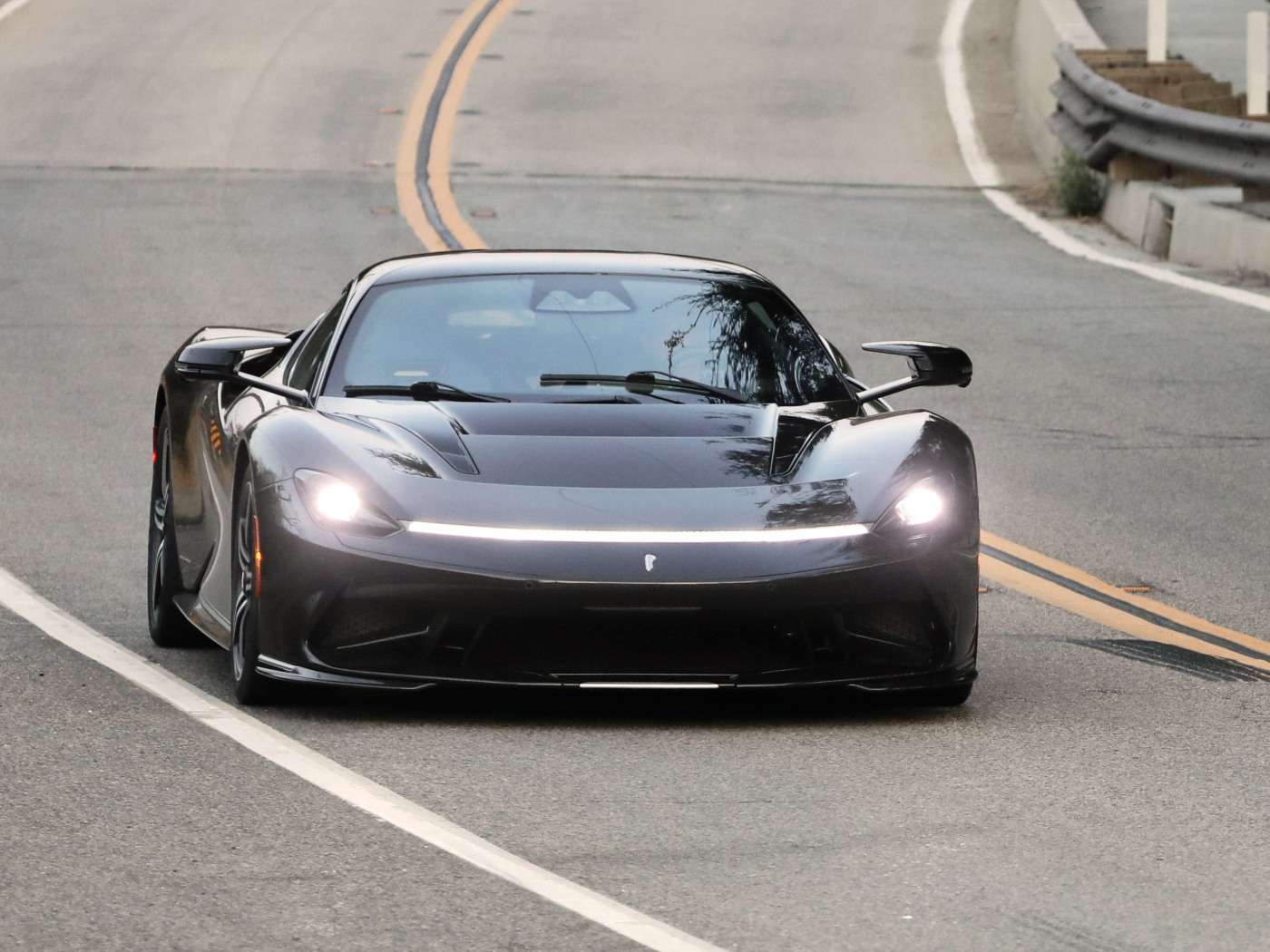 Быстрый автомобиль Pininfarina Battista, 2022 года на дороге