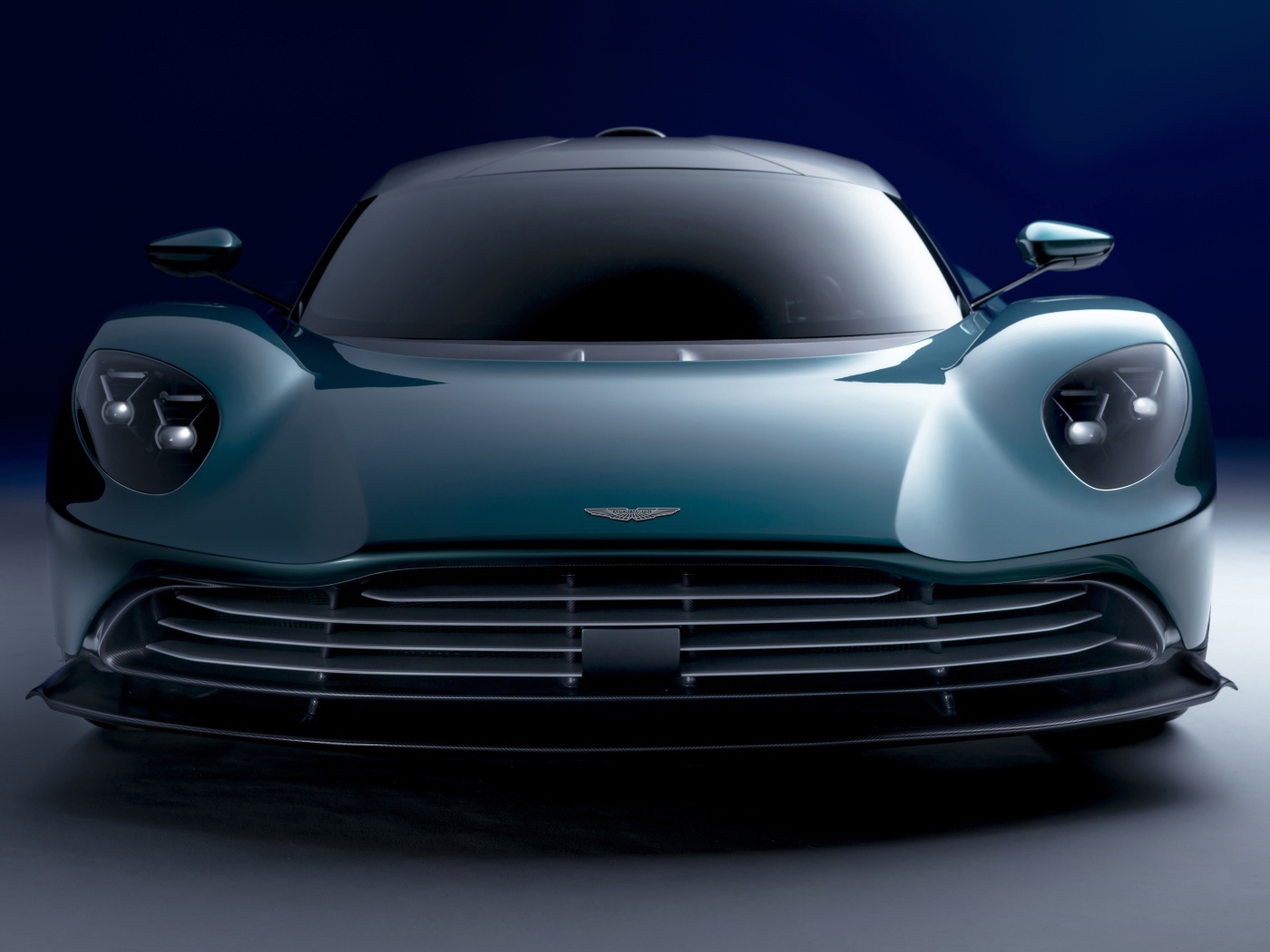 Автомобиль Aston Martin Valhalla 2021 года вид спереди