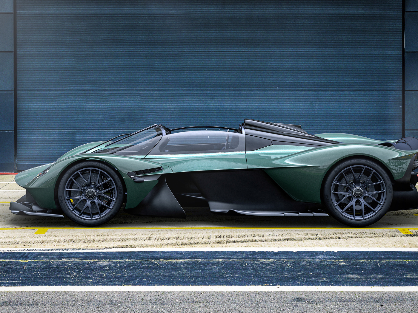 Кабриолет Aston Martin Valkyrie Spyder 2021 года вид сбоку