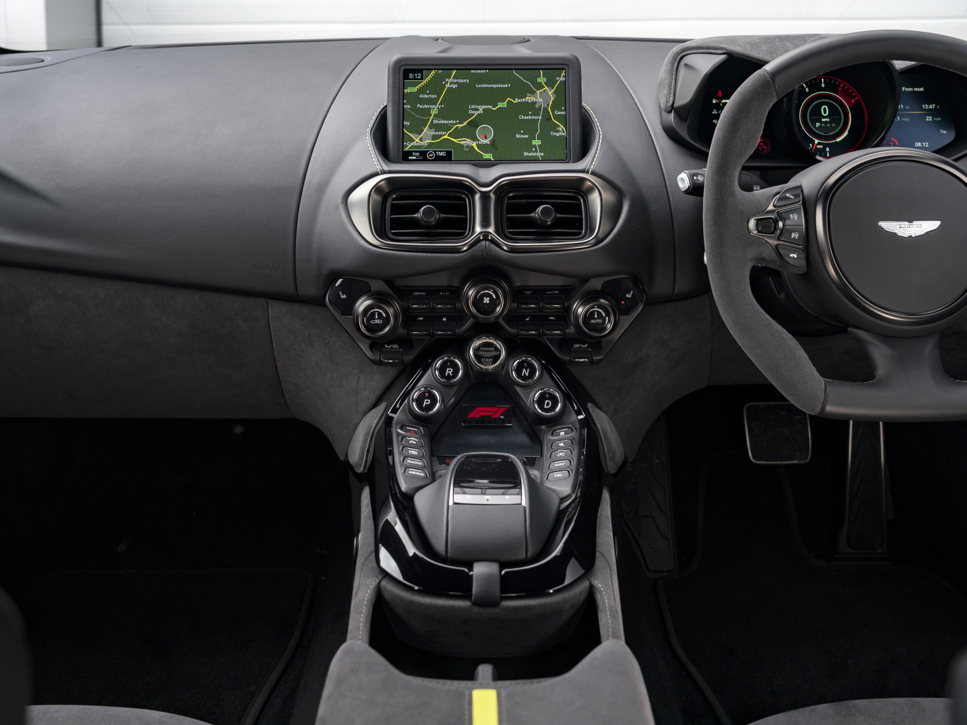 Дорогой черный салон автомобиля Aston Martin Vantage F1 Edition 2021 года