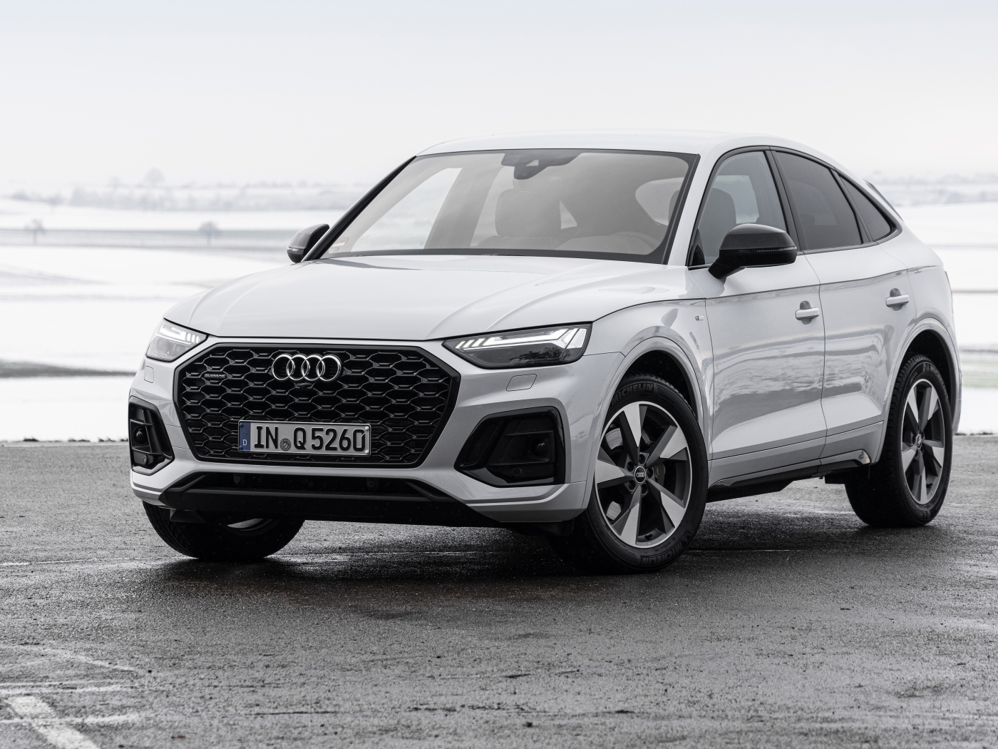 Серебристый автомобиль Audi Q5 Sportback 40 TDI Quattro S Line 2021 года