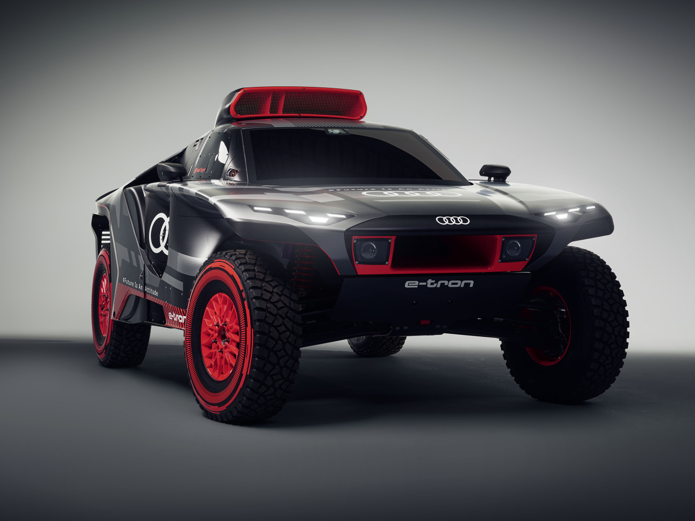 Гоночный внедорожник Audi RS Q E-Tron 2022 года вид спереди