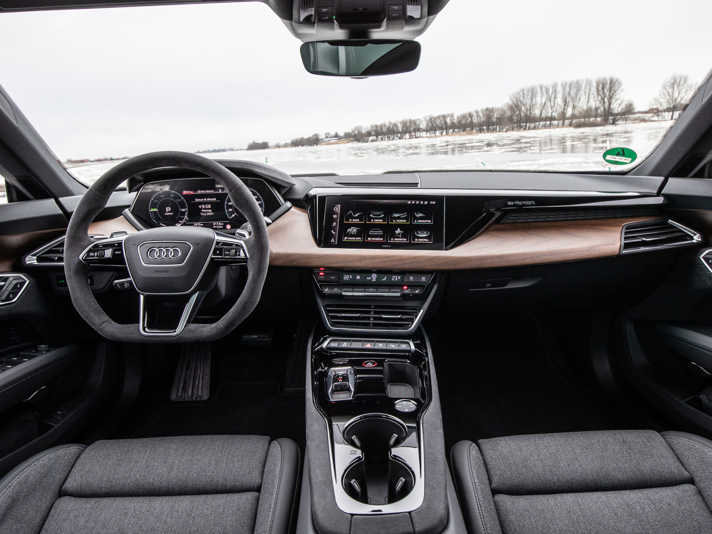 Стильный салон автомобиля Audi E-Tron GT Quattro 2021 года