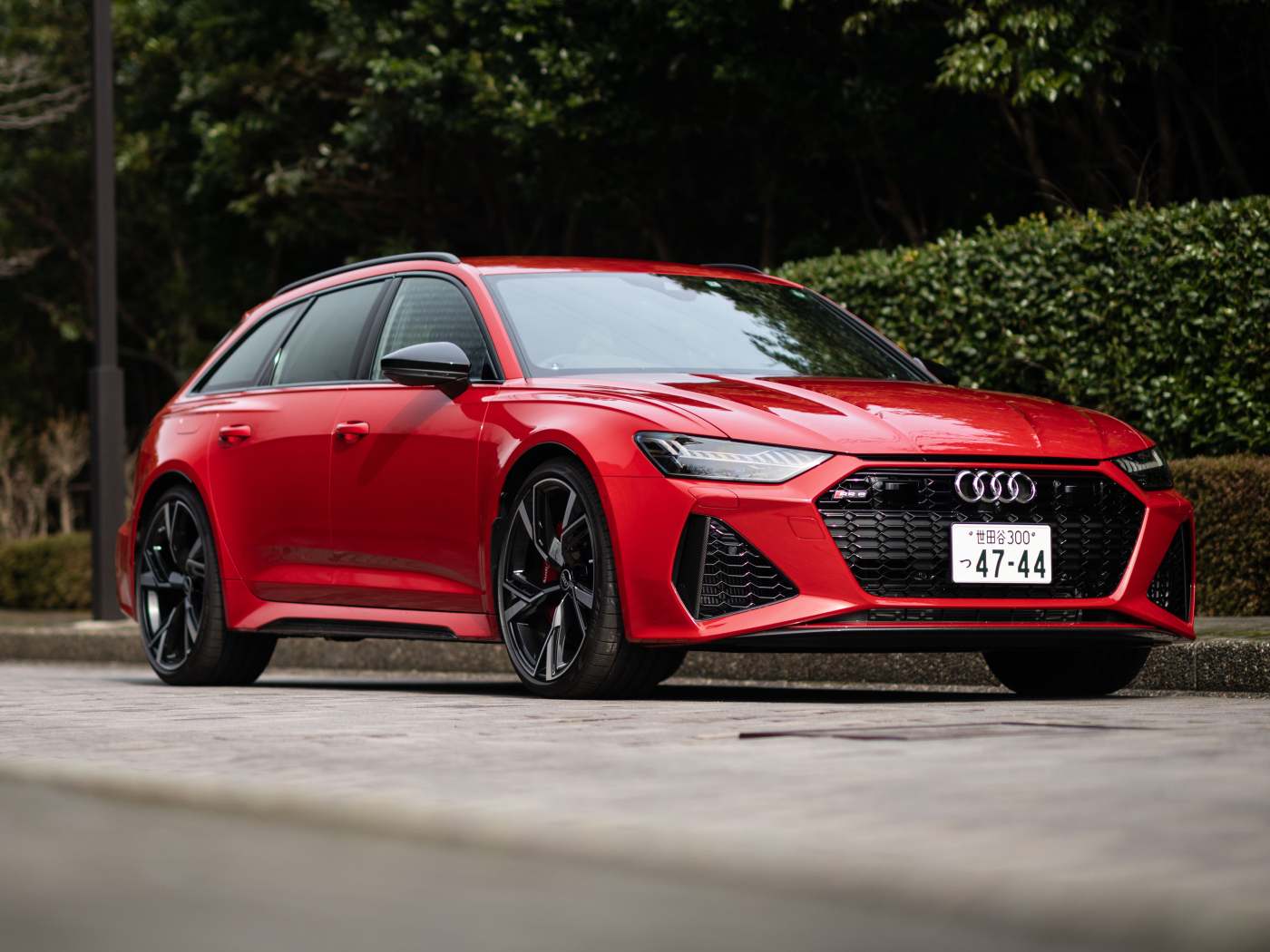 Новый красный автомобиль Audi RS 6 Avant 2021 года