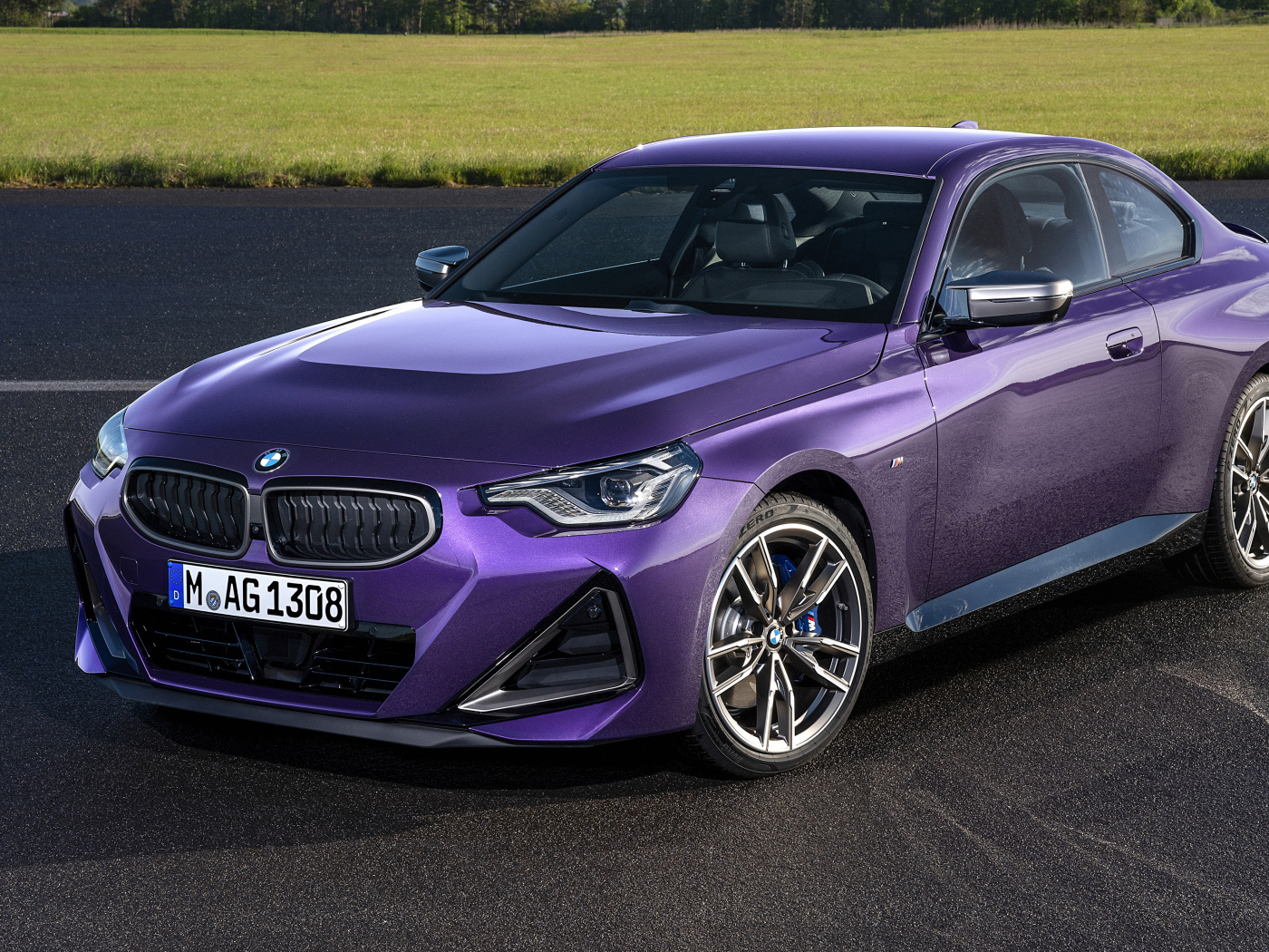 Автомобиль BMW M240i XDrive Coupé 2021 года на асфальте