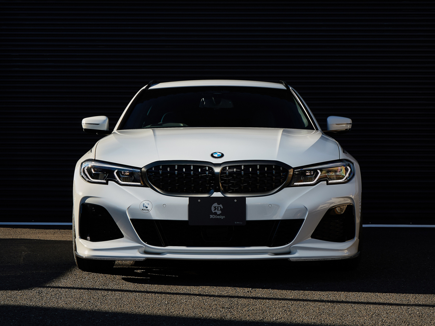 Белый автомобиль BMW M340i XDrive Touring 2021 года вид спереди