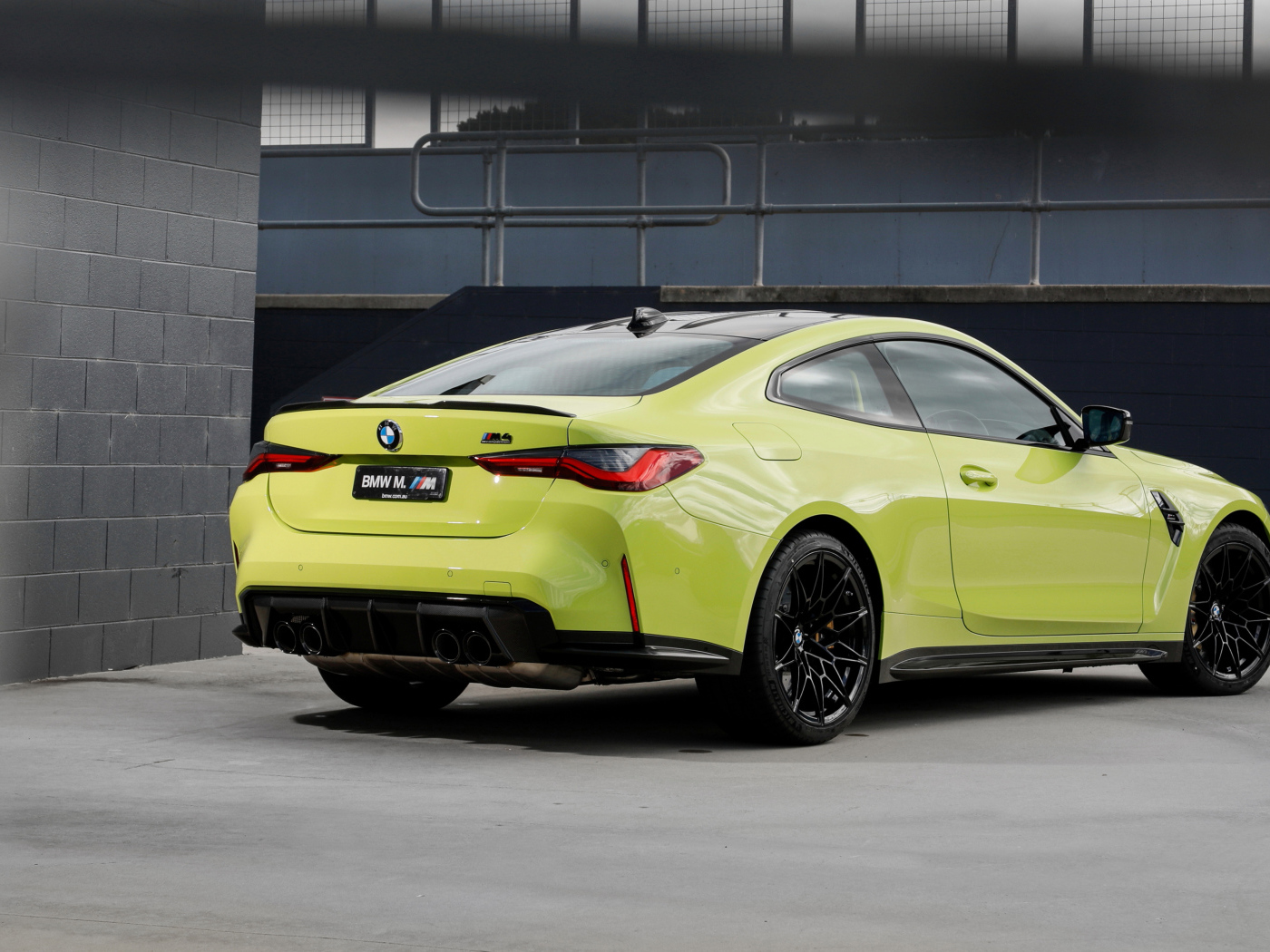 Автомобиль BMW M4 Competition 2021 года вид сзади