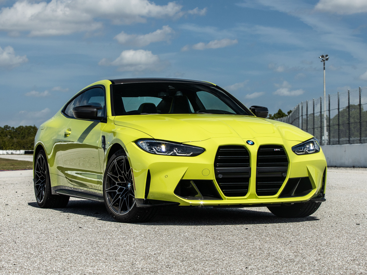 Автомобиль  BMW M4 Coupé, 2021 года на асфальте