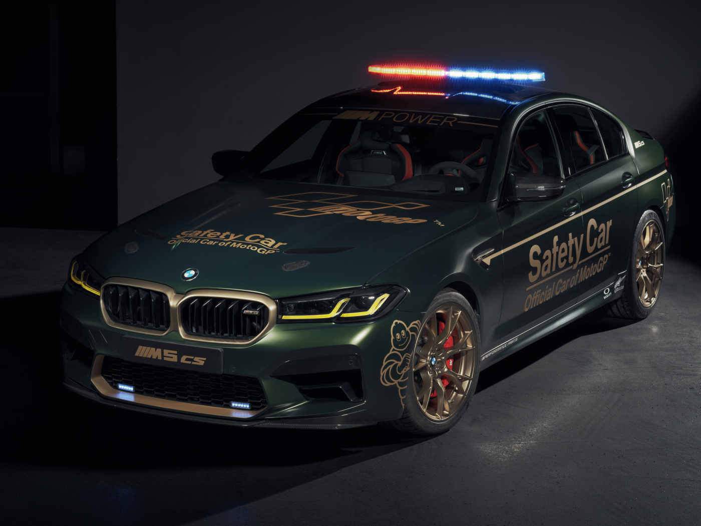 Служебный автомобиль BMW M5 CS MotoGP Safety Car 2021 года