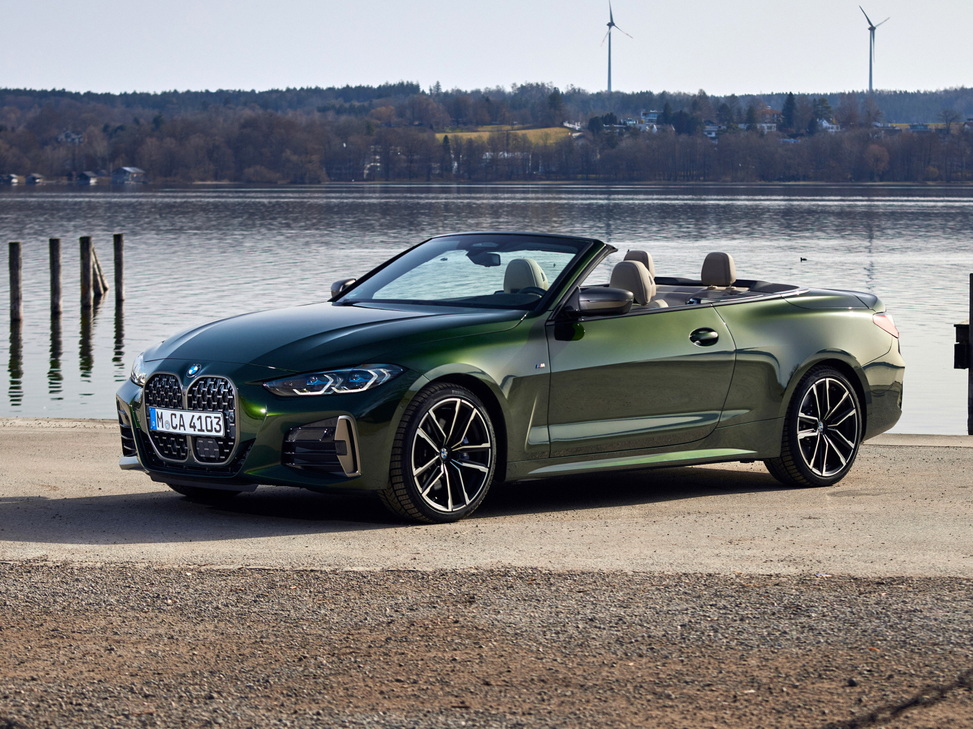 Зеленый автомобиль кабриолет  BMW M440i XDrive, 2021 года