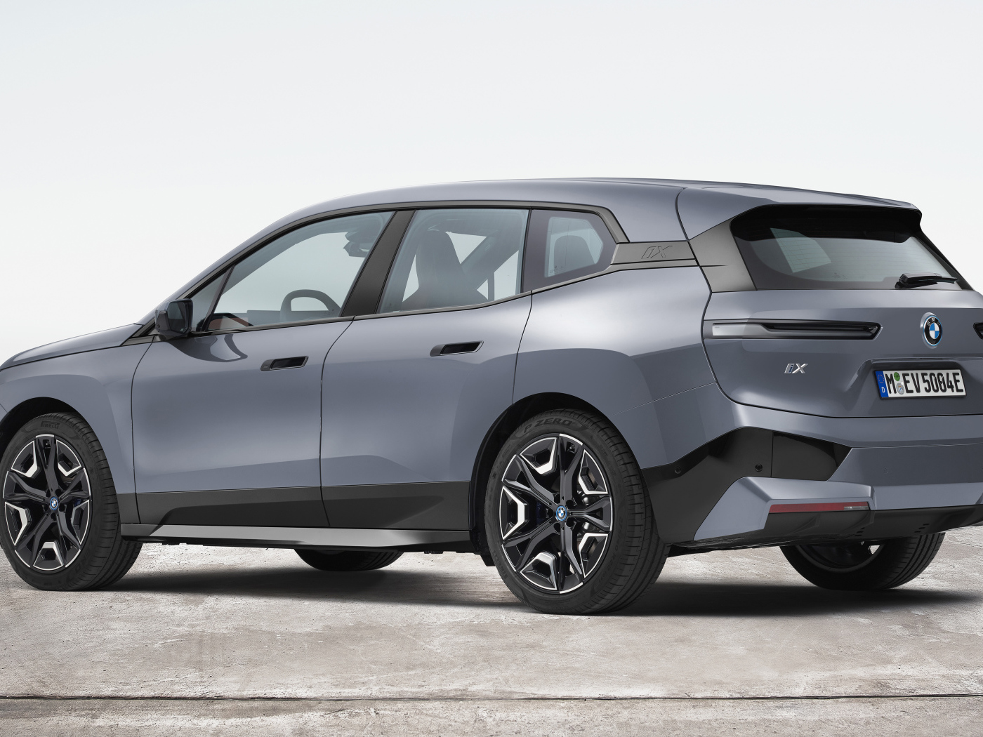 Внедорожник BMW IX XDrive50 Sport 2021  года на белом фоне