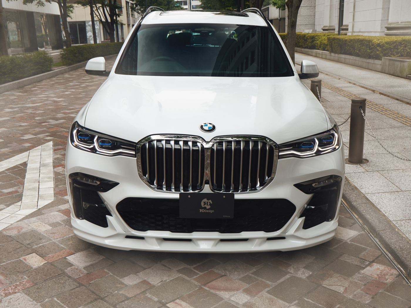Белый автомобиль  BMW X7 XDrive35d M Sport 2021 года вид спереди
