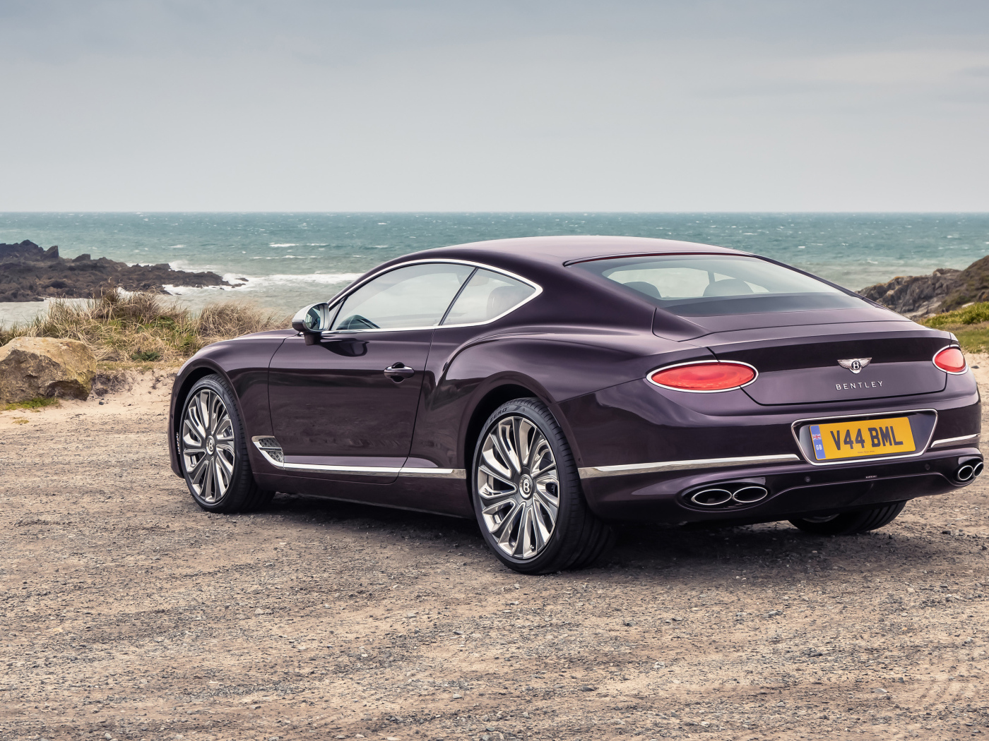 Автомобиль Bentley Continental GT Mulliner вид сзади