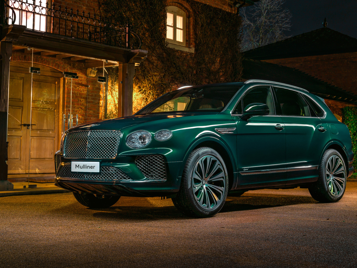 Зеленый автомобиль Bentley Mulliner Bentayga Hybrid 2021 года