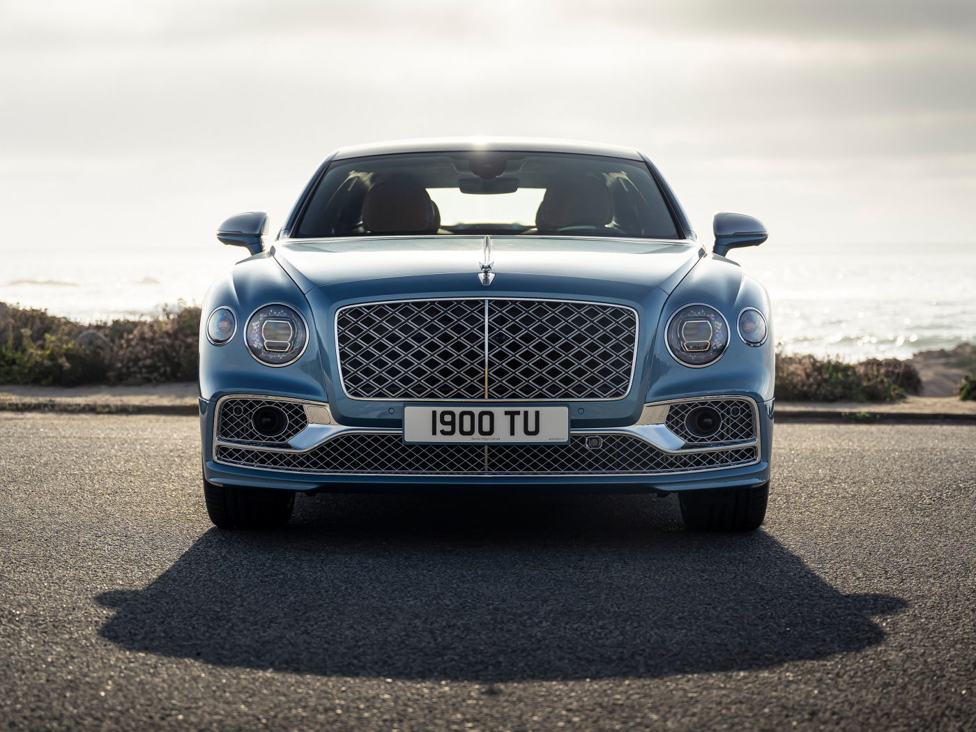 Стильный автомобиль Bentley Flying Spur Mulliner 2021  года вид спереди