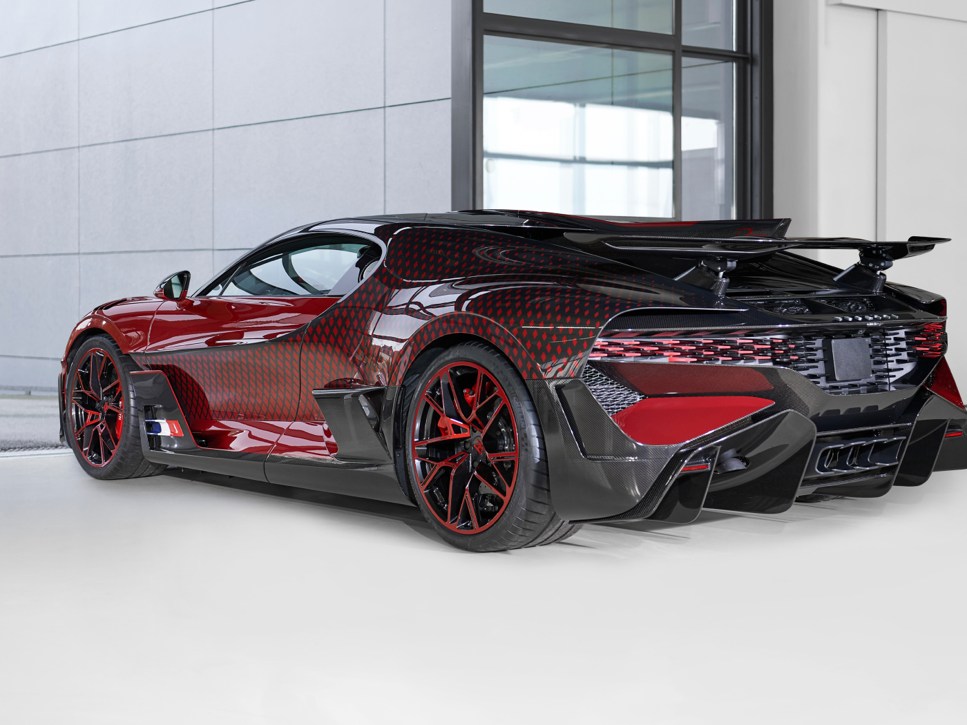 Автомобиль  Bugatti Divo Lady Bug 2021 года вид сзади