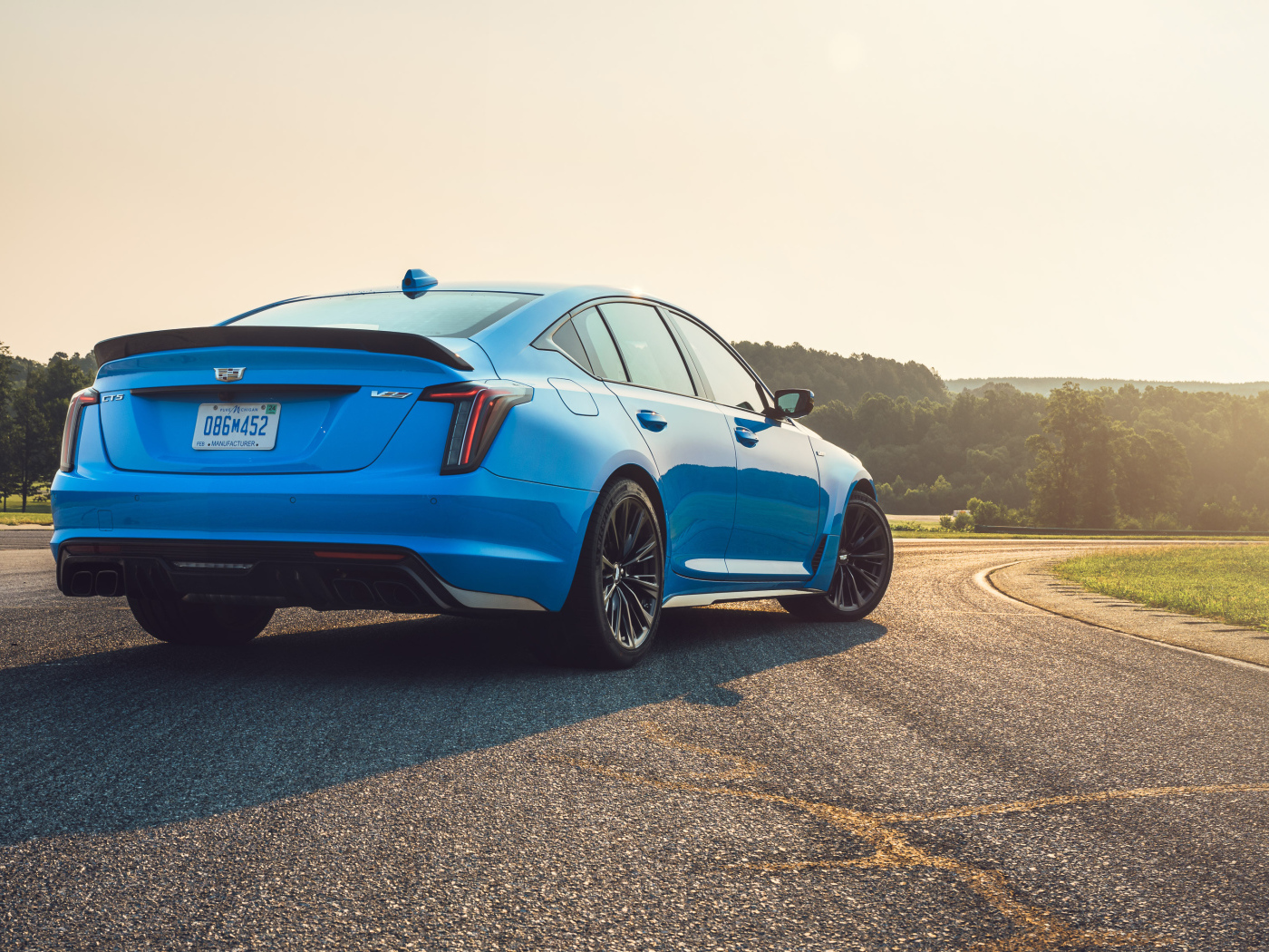 Голубой автомобиль Cadillac CT5-V Blackwing, 2022 года вид сзади