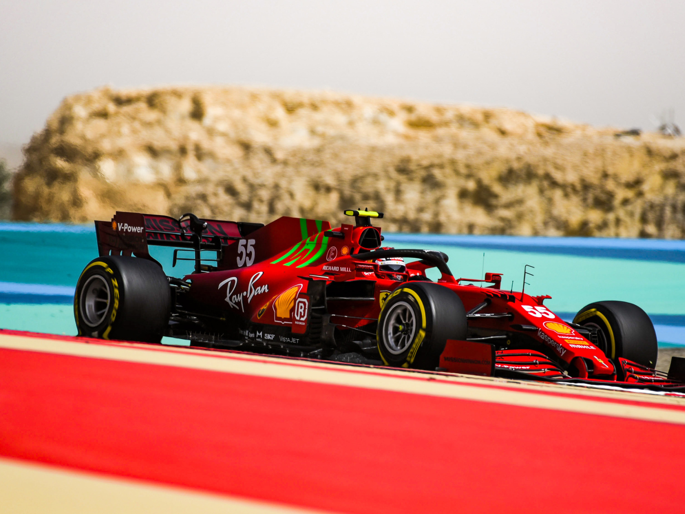 Красный гоночный автомобиль  Ferrari SF21 2021 года на трассе