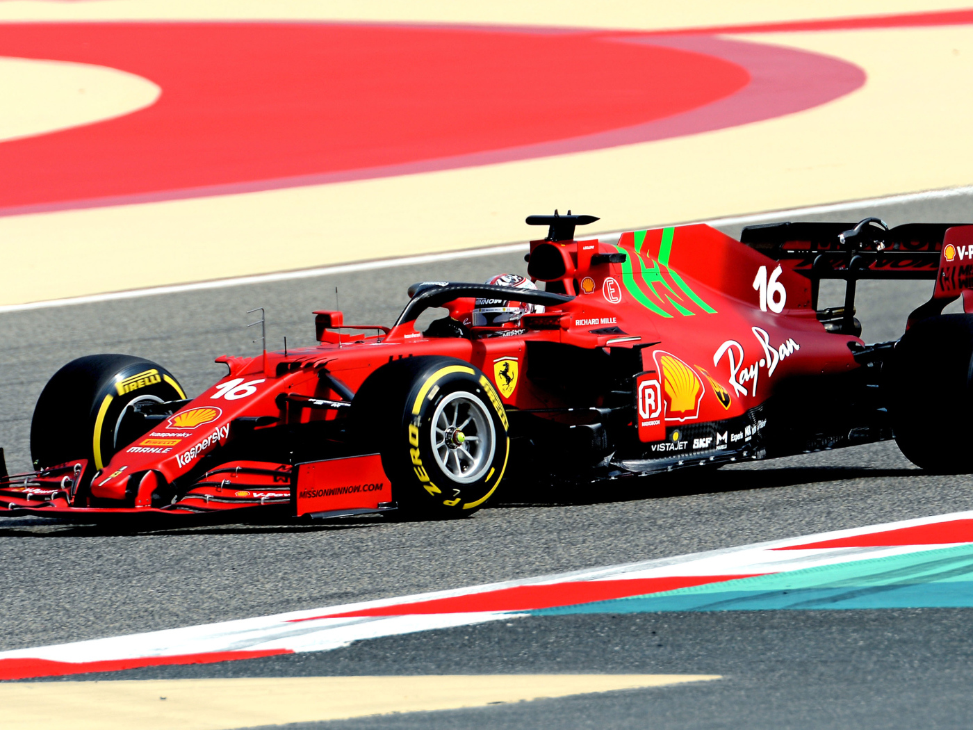 Красный гоночный автомобиль Ferrari SF21 2021 года на трассе