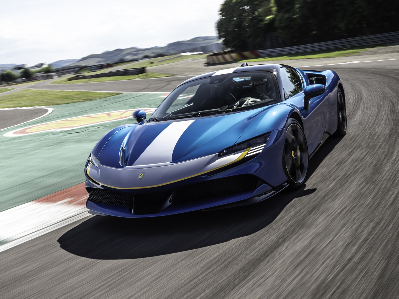 Гоночный автомобиль Ferrari SF90 Stradale Assetto Fiorano 2021 года на трассе