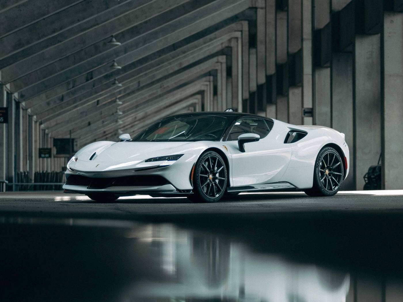 Белый автомобиль Ferrari SF90, 2021 года в ангаре 