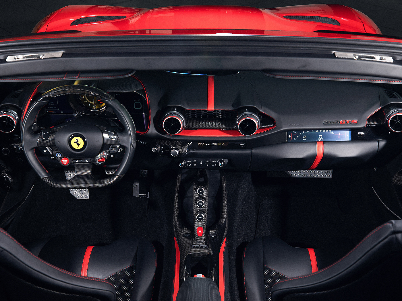 Черный салон красного автомобиля Ferrari 812 GTS