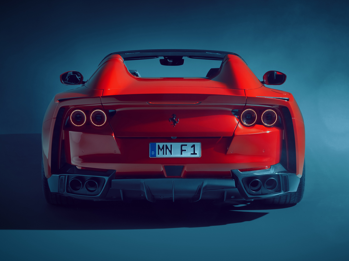 Красный автомобиль Novitec Ferrari 812 GTS N-Largo 2021 года на сером фоне 