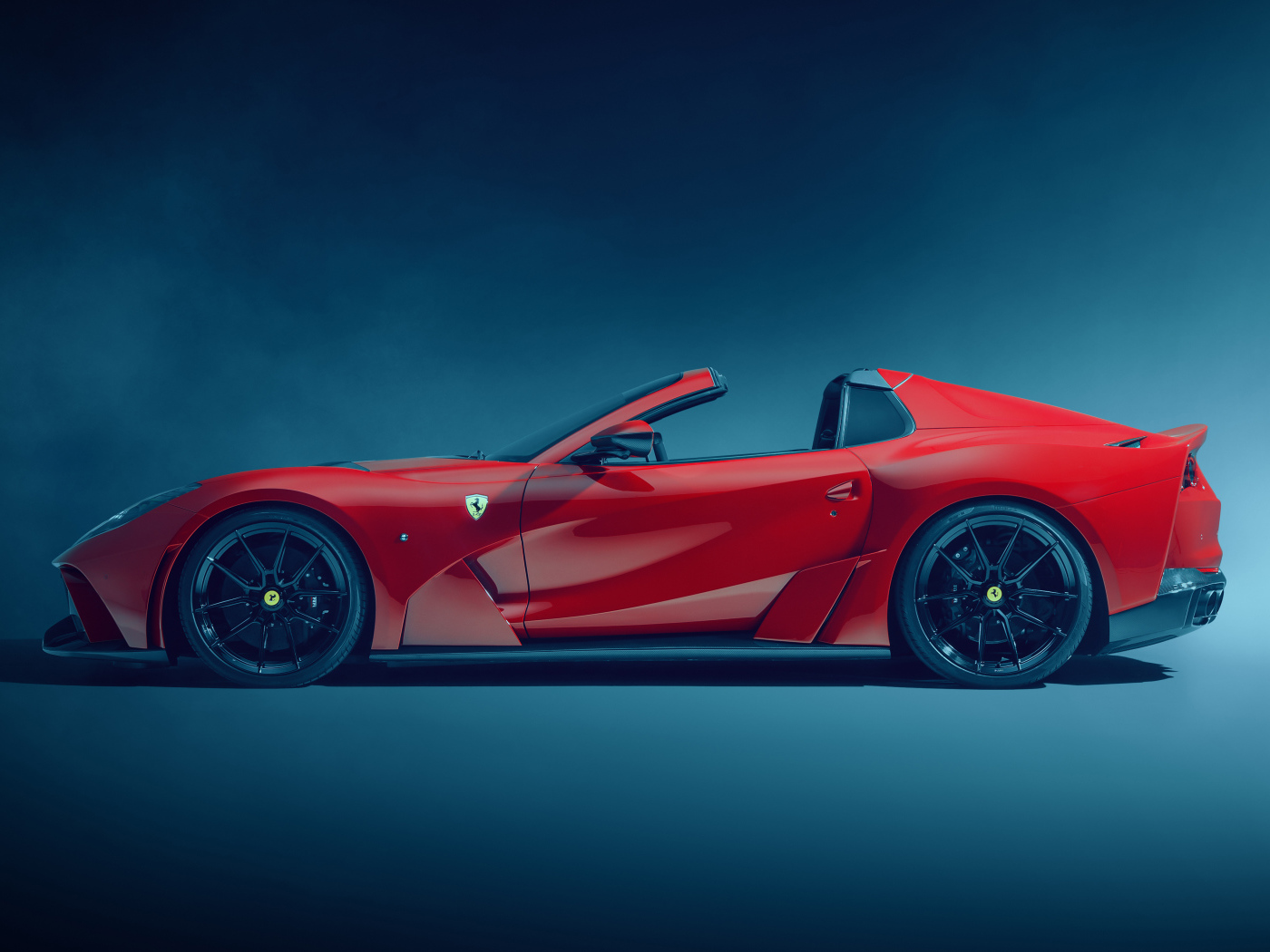 Красный Novitec Ferrari 812 GTS N-Largo 2021 года на сером фоне вид сбоку