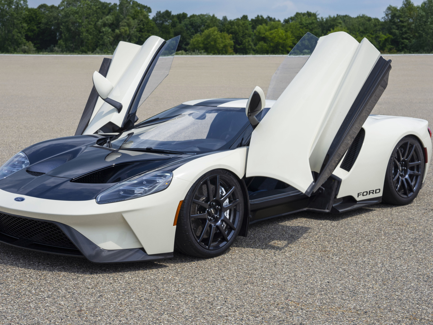 Белый автомобиль Ford GT 64 Heritage, 2022 года с открытыми дверями