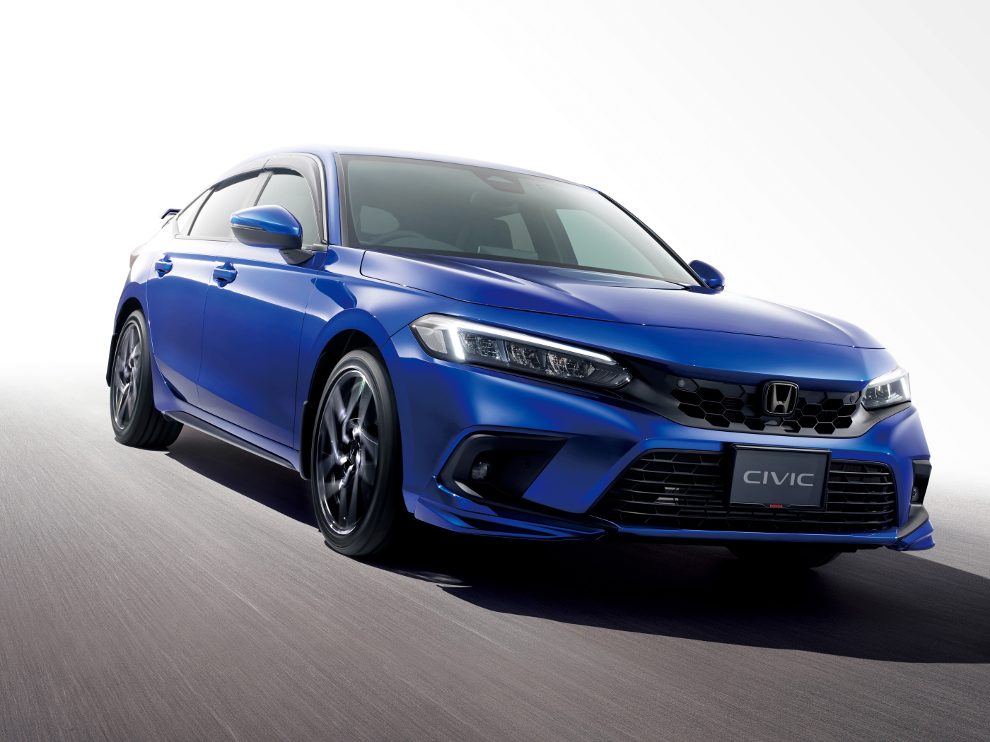 Синий автомобиль Honda Civic Hatchback 2021 года на белом фоне 