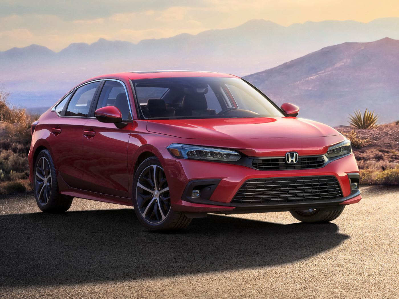 Красная новая Honda Civic, 2022 года в лучах солнца