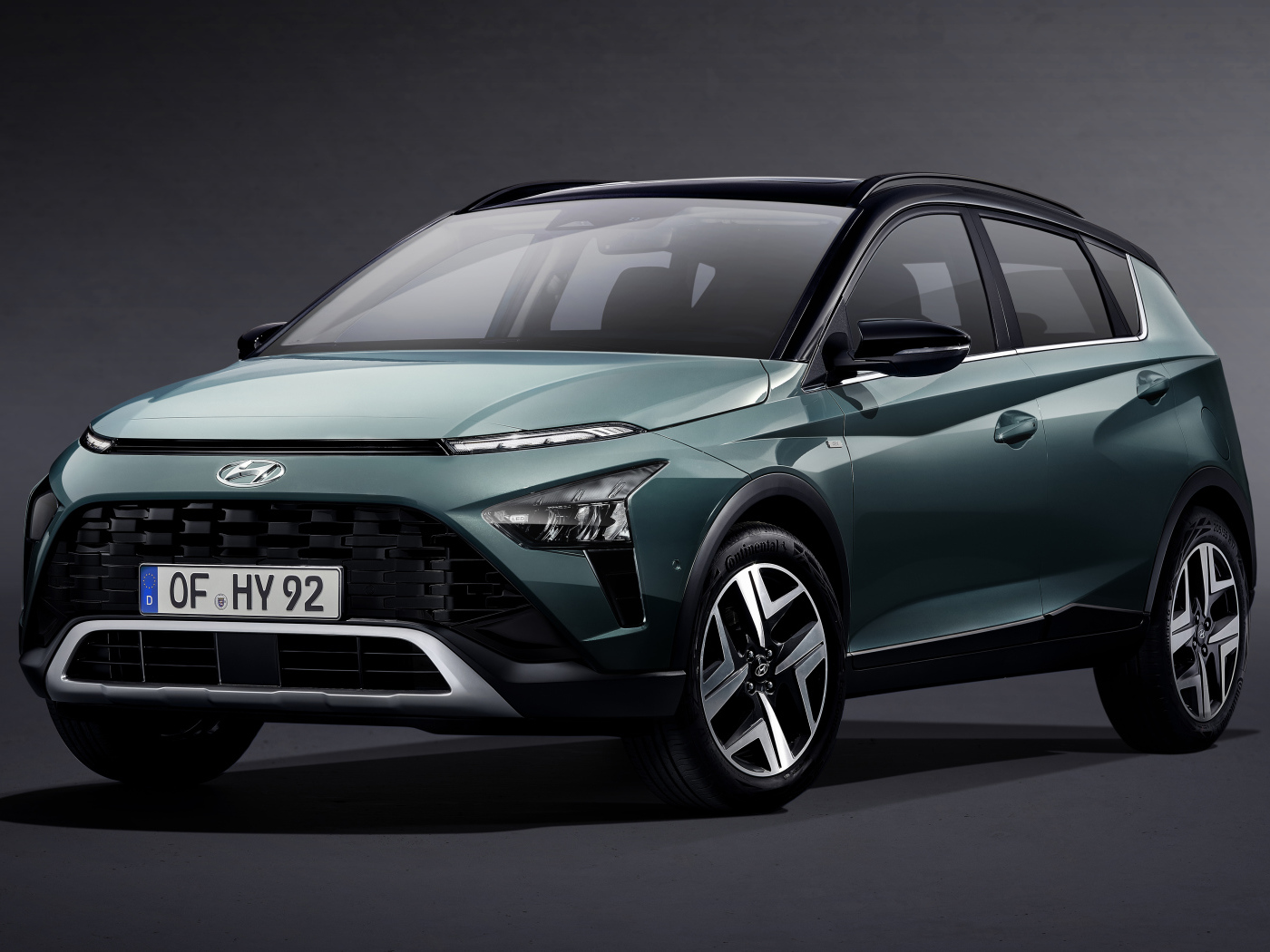 Автомобиль Hyundai Bayon 2021 года на сером фоне