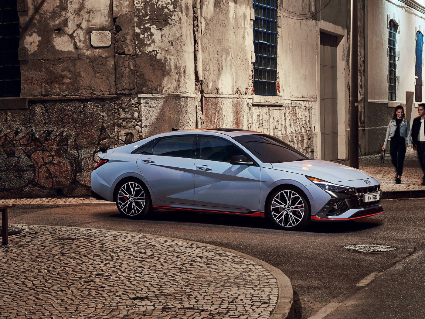 Серебристый автомобиль Hyundai Elantra N 2021 года в городе