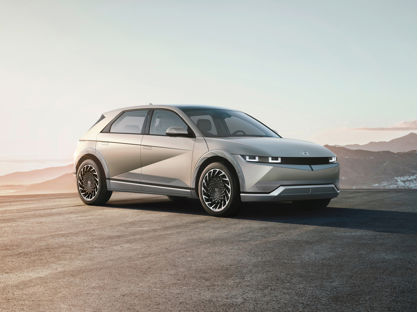 Автомобиль Hyundai IONIQ 5 2021 года в лучах солнца