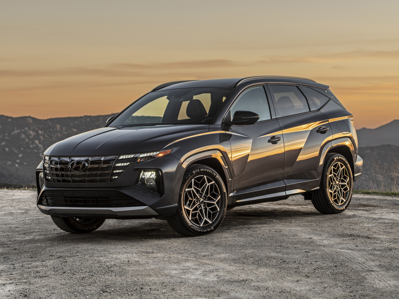 Автомобиль Hyundai Tucson N Line, 2022 года на фоне гор