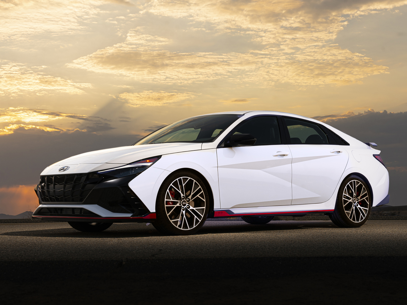 Белый Hyundai Elantra N, 2022 года на фоне неба