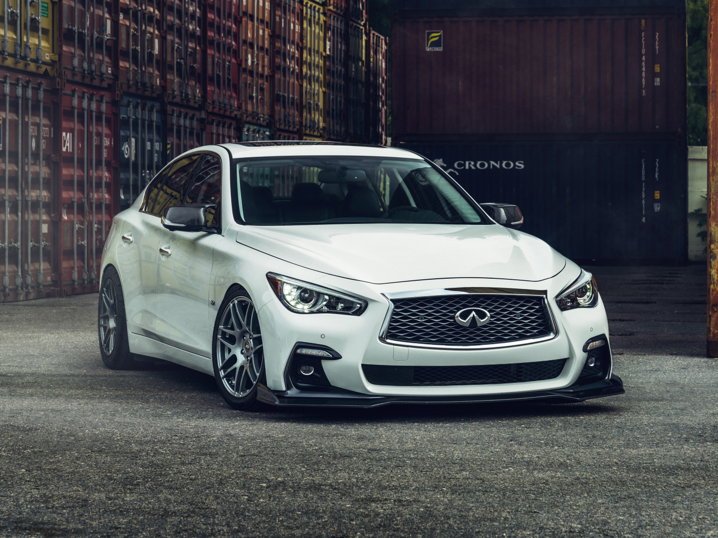 Белый автомобиль Infiniti Q50, 2021 года в порту