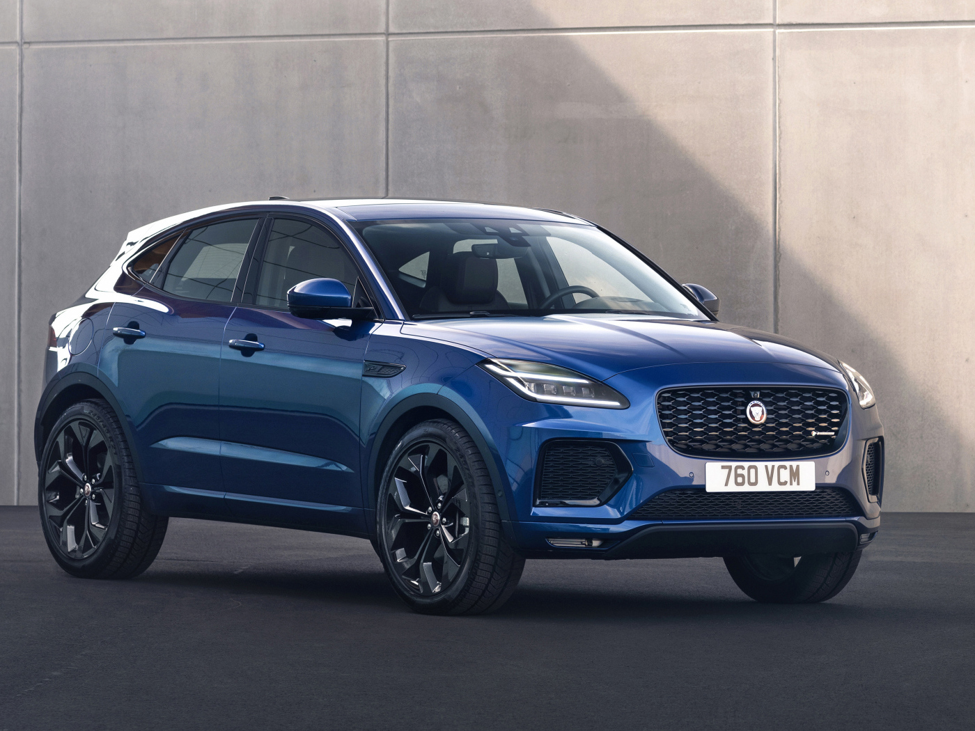Синий внедорожник Jaguar E-Pace R-Dynamic Black Pack 2021 года