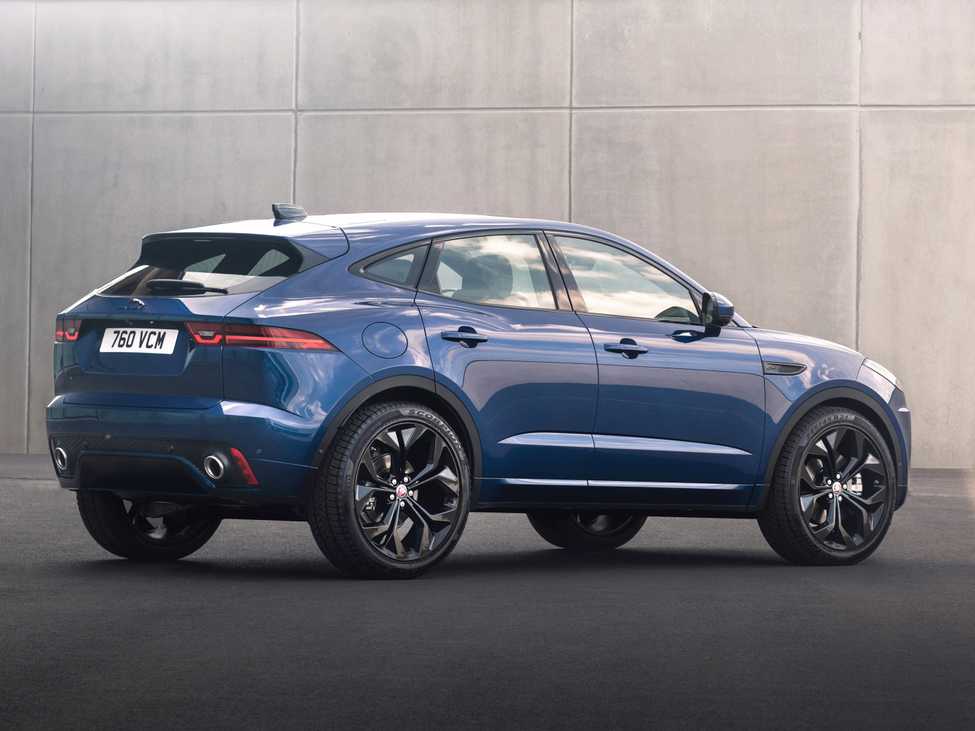 Синий кроссовер Jaguar E-Pace R-Dynamic Black Pack 2021 года вид сзади