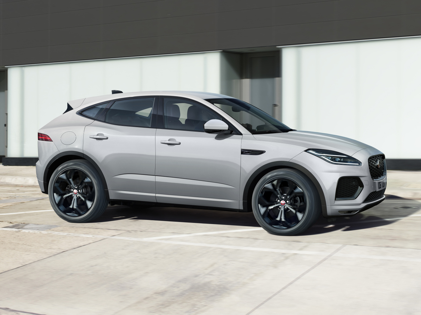 Серебристый кроссовер Jaguar E-Pace R-Dynamic Black Pack 2021 года