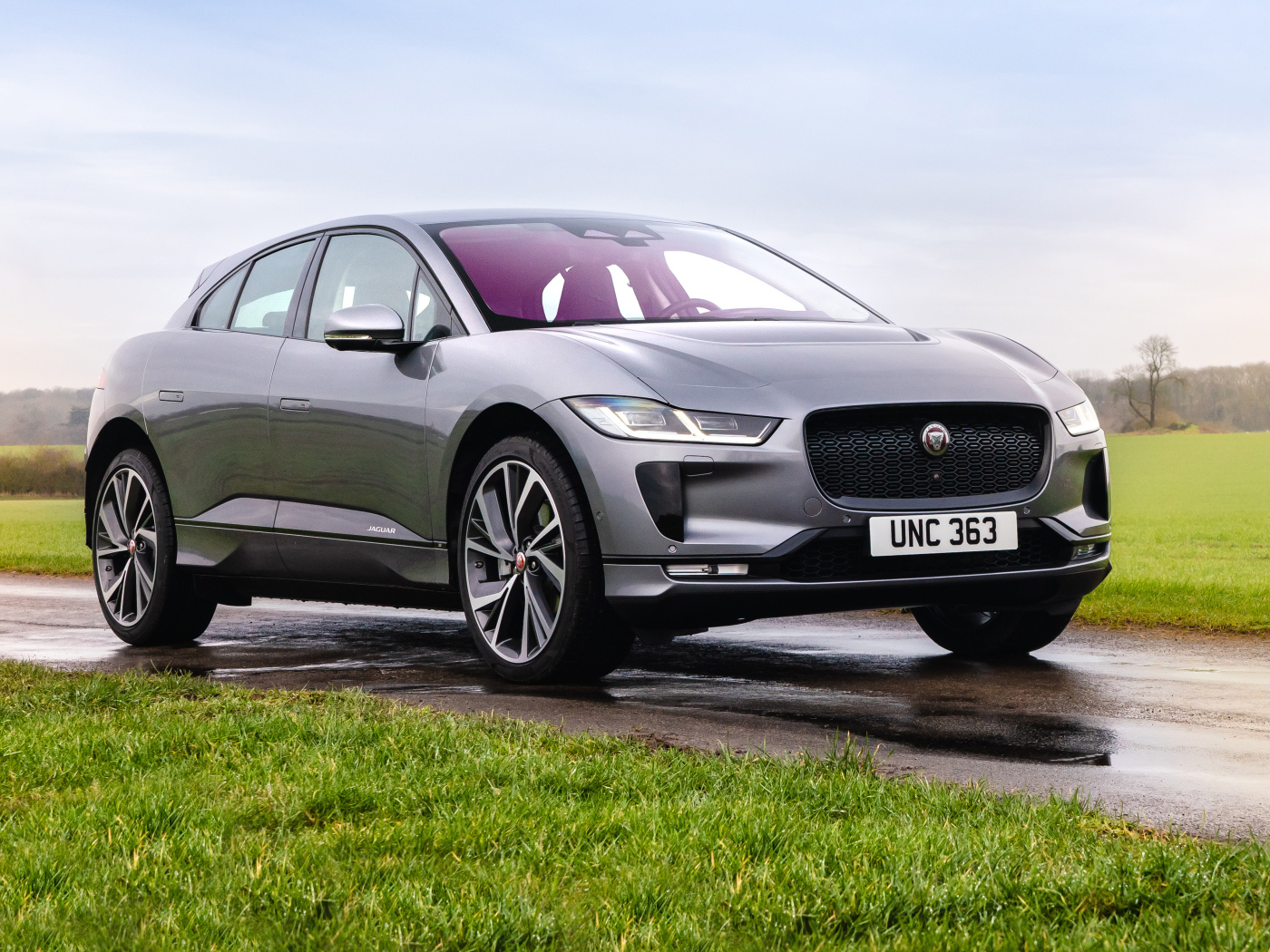 Автомобиль Jaguar I-Pace EV400 AWD S, 2021 года на дороге весной