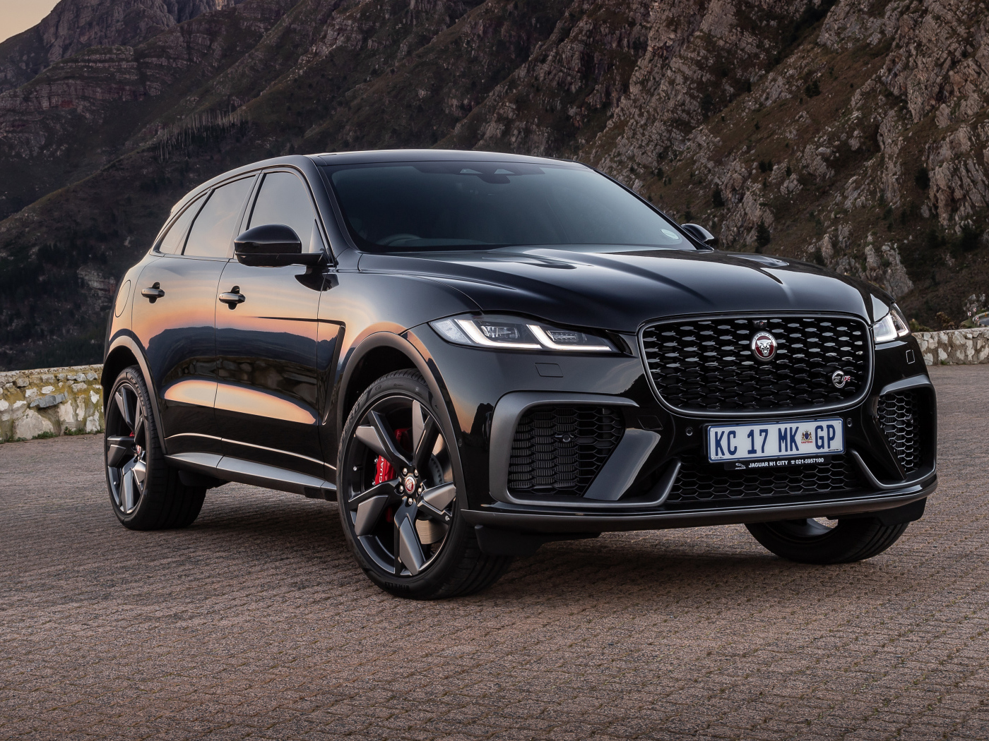 Черный Jaguar F-Pace SVR 2021  года на фоне гор