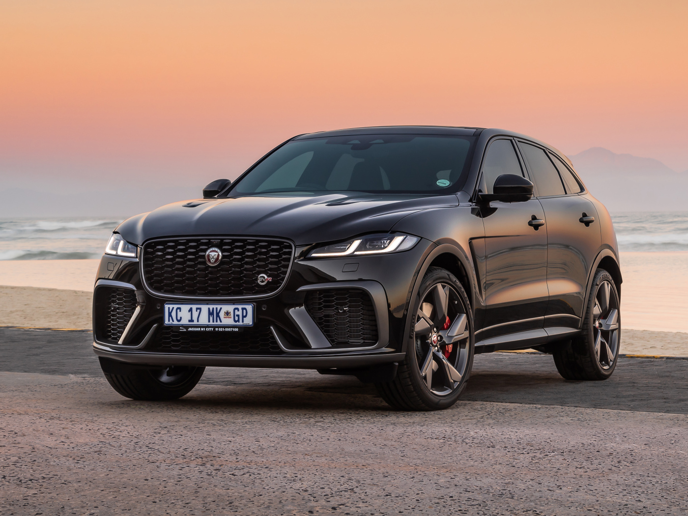 Дорогой автомобиль Jaguar F-Pace SVR 2021 года у моря